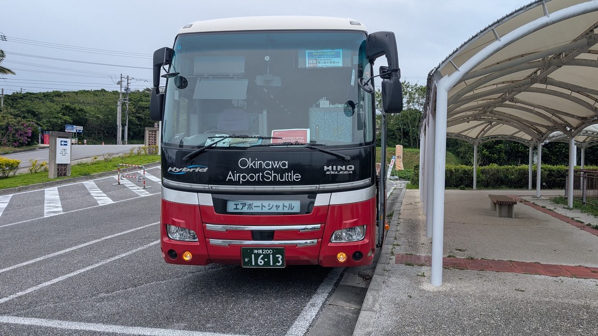 沖縄エアポートシャトル。1番のりばまでは少し歩きます