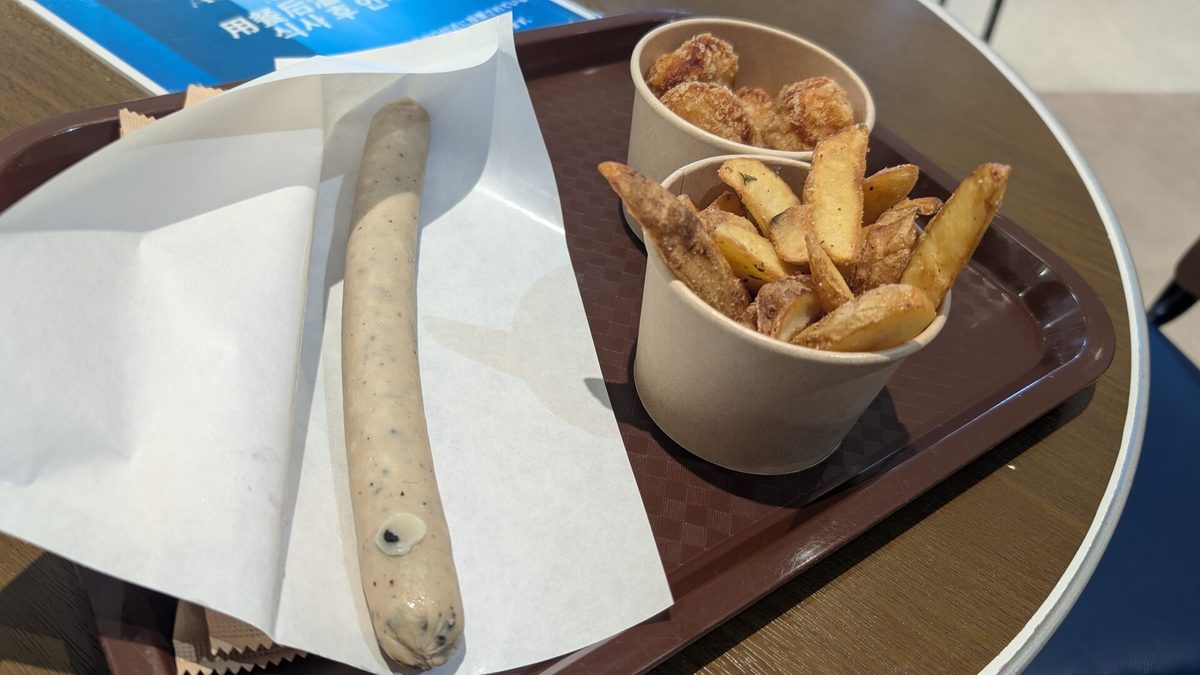 チンアナゴソーセージ・まぐろナゲット・ポテトで1,400円。量は控えめ