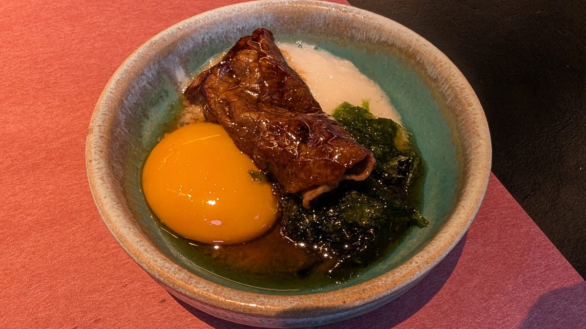 〆のすき焼きの卵かけご飯。土鍋で炊いたご飯が主役
