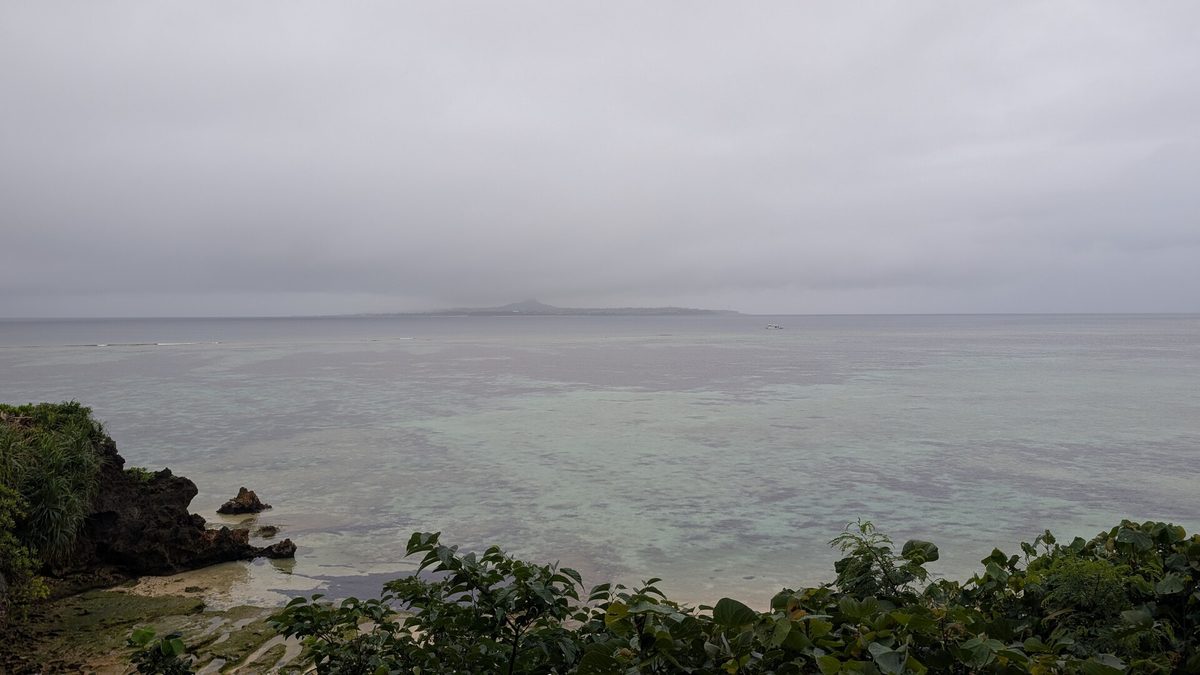 3日目の朝。伊江島が霞んで見えないほどの雨でした